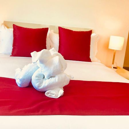 Bealey Plaza Motel Christchurch Exteriör bild A bed with a red bed runner