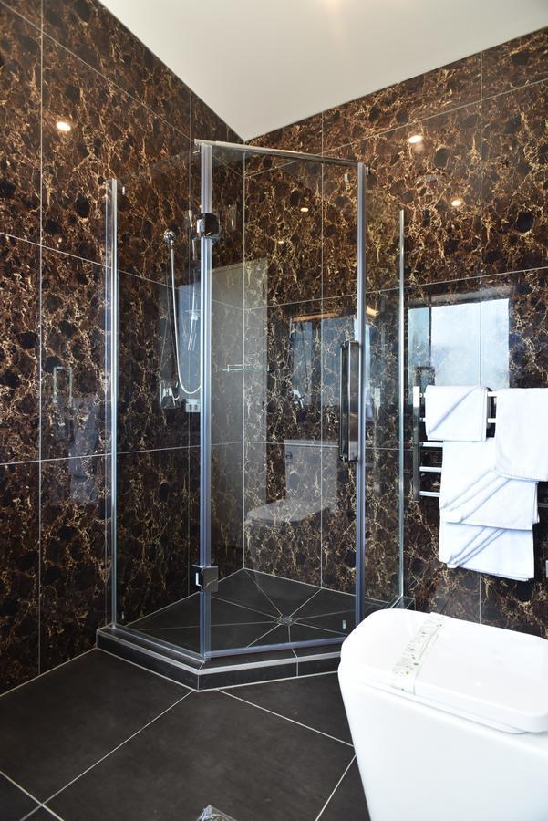 Bealey Plaza Motel Christchurch Exteriör bild A shower cubicle