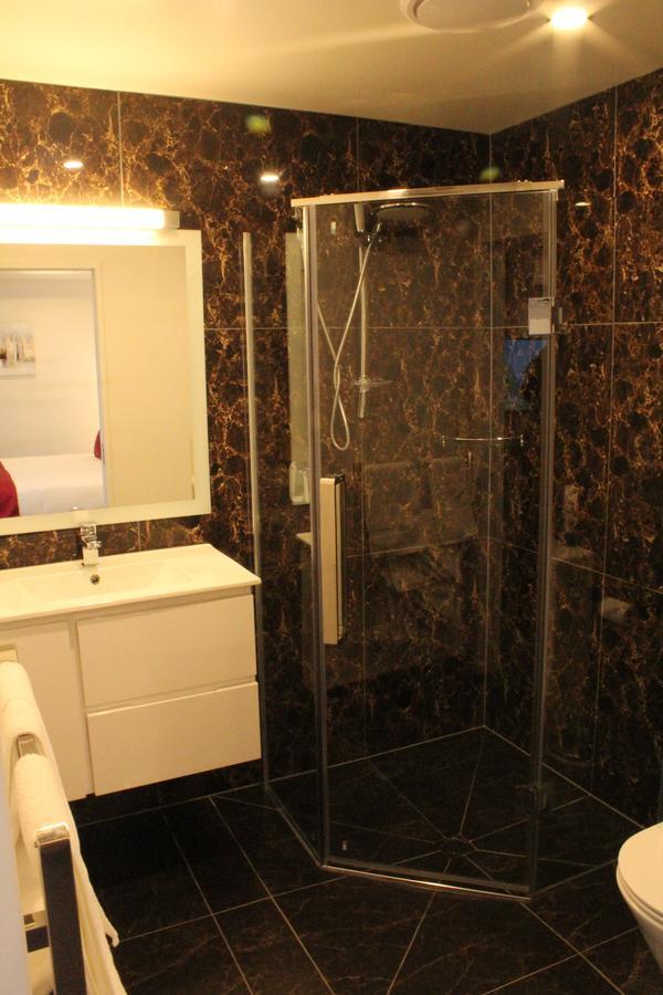 Bealey Plaza Motel Christchurch Exteriör bild A shower enclosure