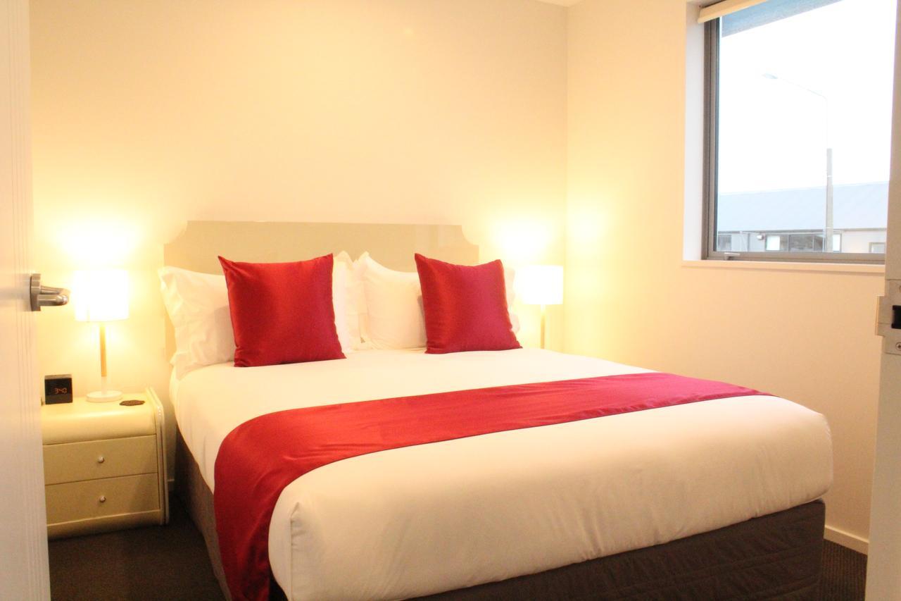 Bealey Plaza Motel Christchurch Exteriör bild A bed with a bed runner