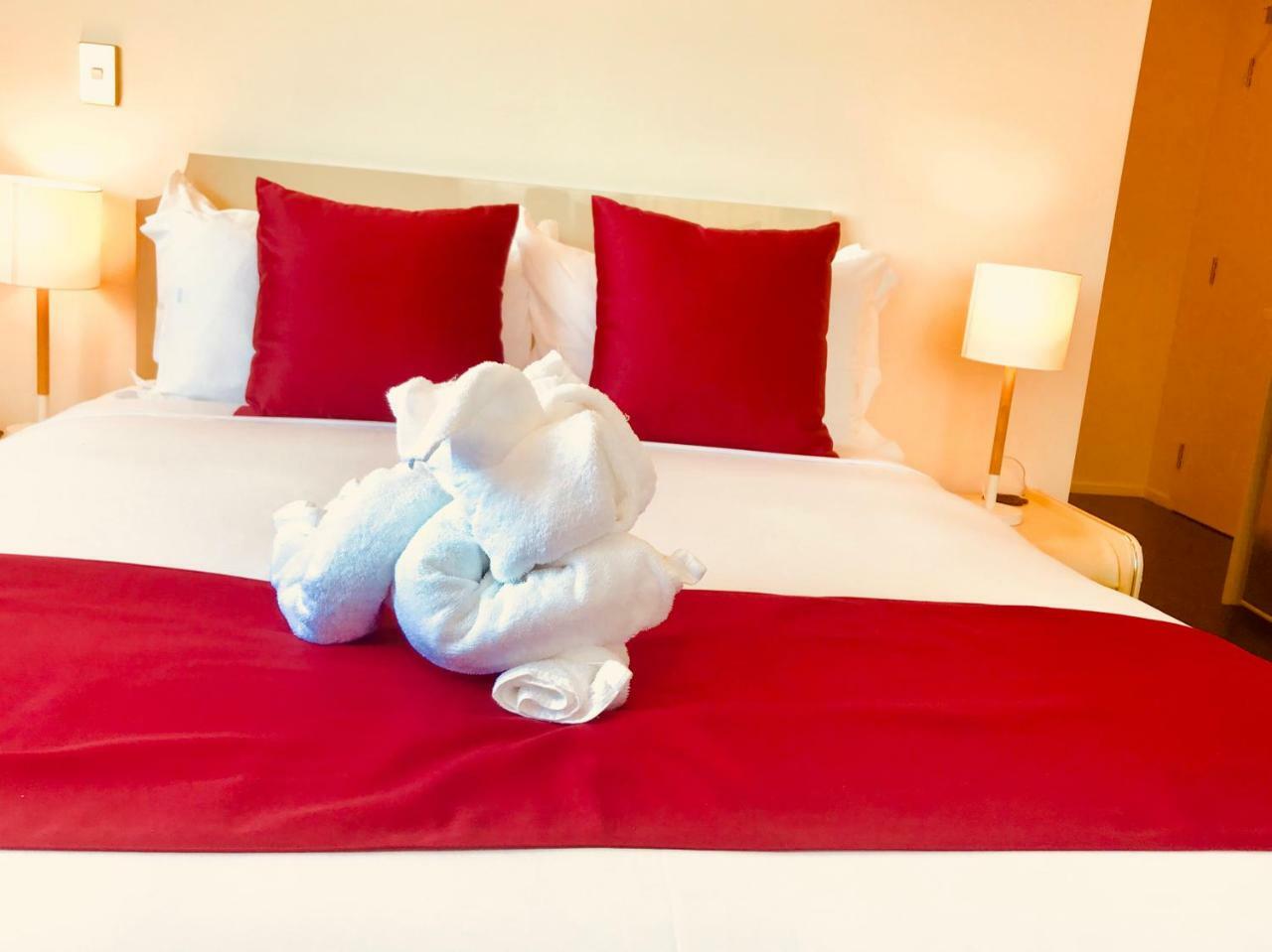 Bealey Plaza Motel Christchurch Exteriör bild A bed with a red bed runner