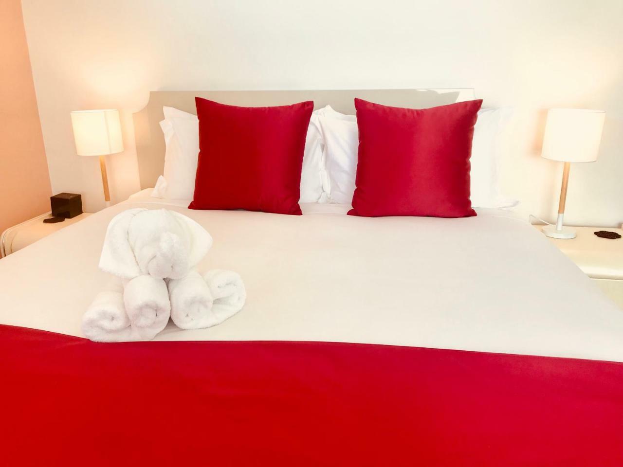 Bealey Plaza Motel Christchurch Exteriör bild A bed with a red bed runner