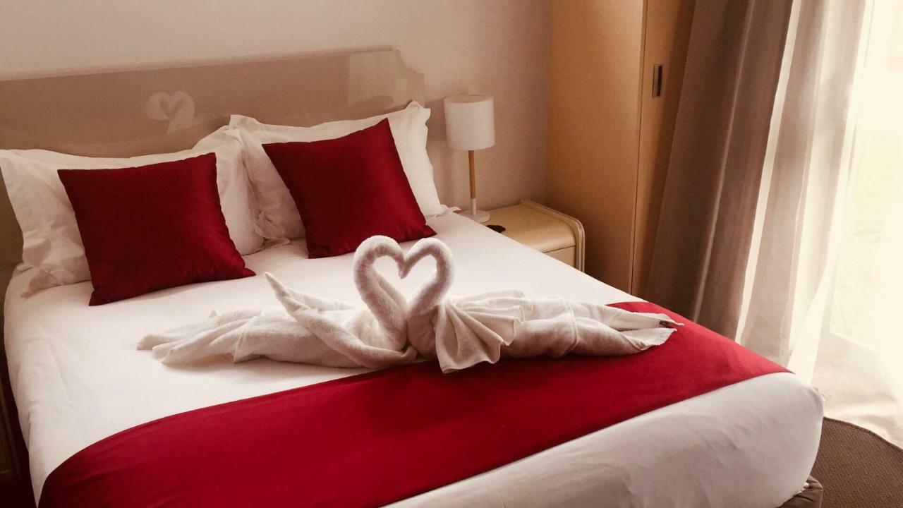 Bealey Plaza Motel Christchurch Exteriör bild A bed with a heart-shaped towel