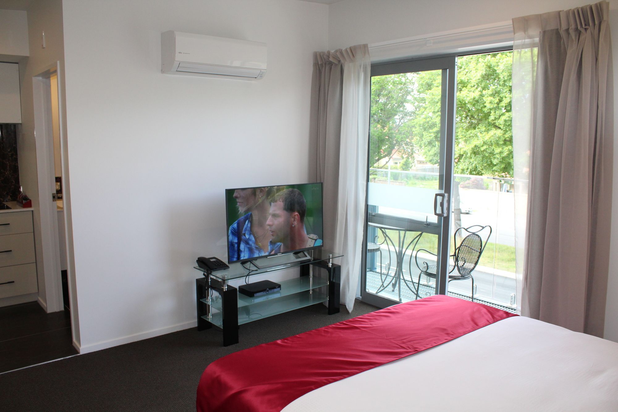 Bealey Plaza Motel Christchurch Exteriör bild A television in a hotel room