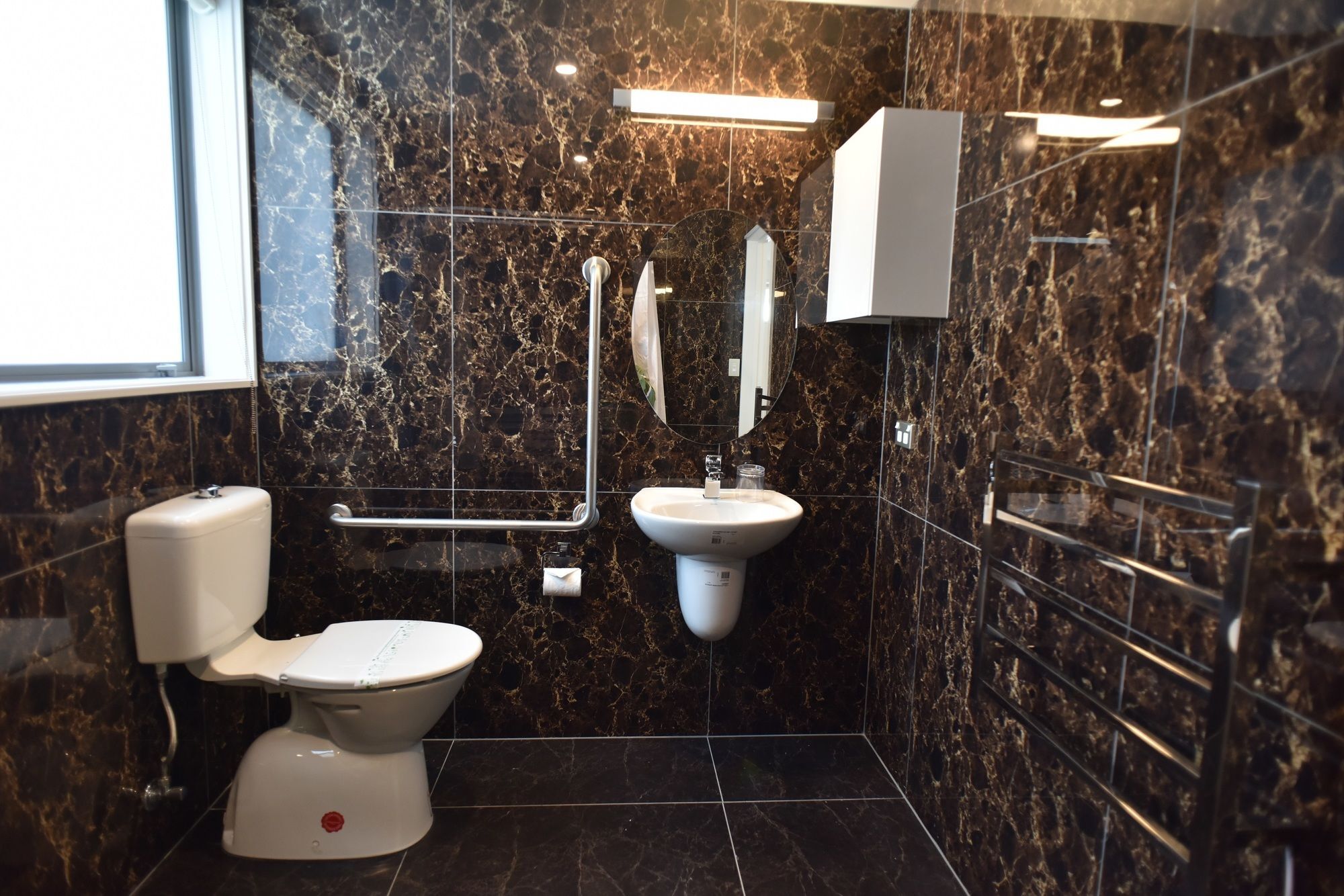Bealey Plaza Motel Christchurch Exteriör bild A disabled toilet with a disabled refuge alarm