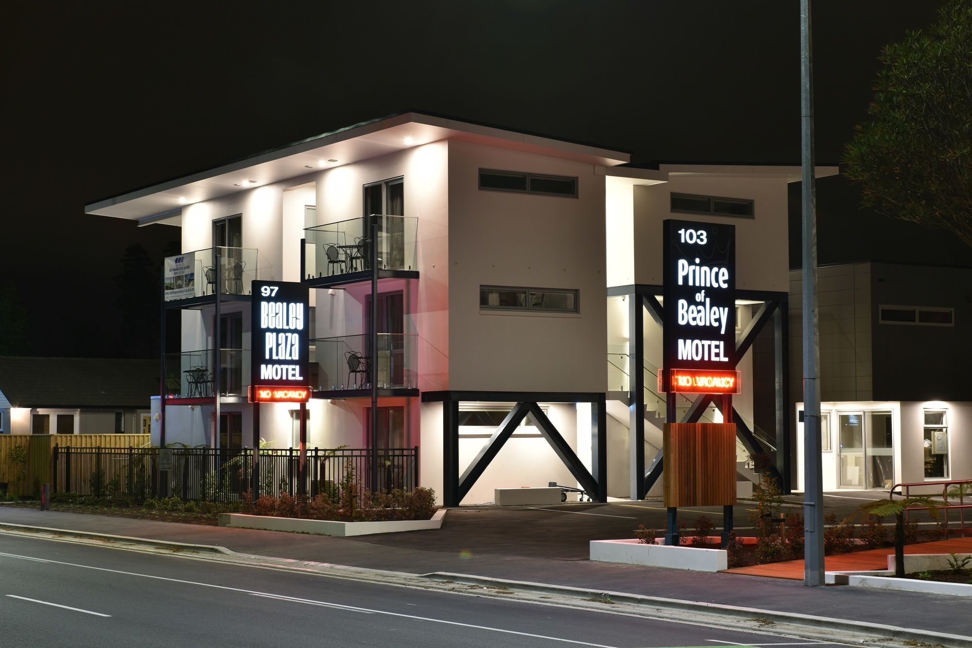 Bealey Plaza Motel Christchurch Exteriör bild The motel at night