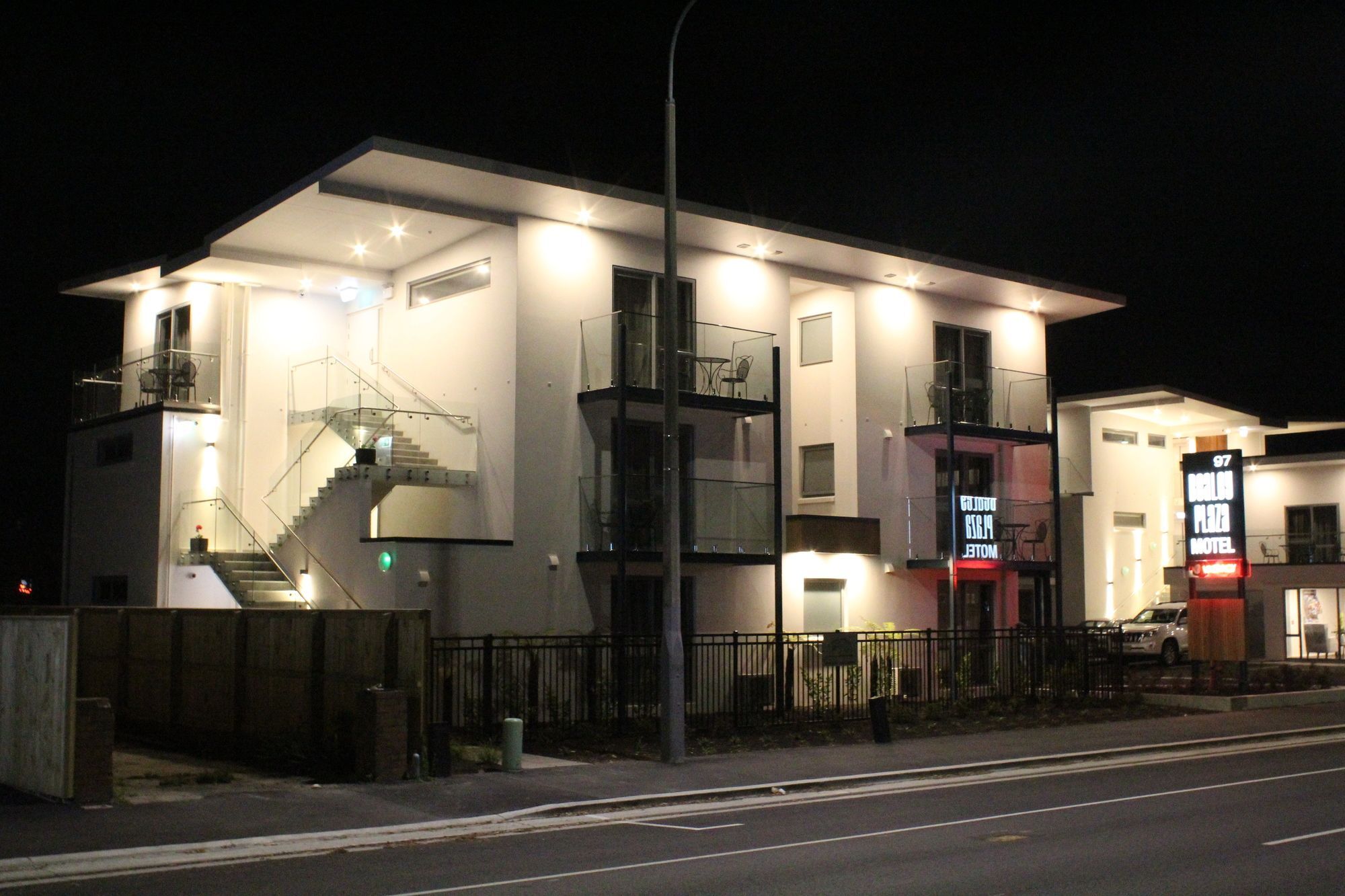 Bealey Plaza Motel Christchurch Exteriör bild The station at night