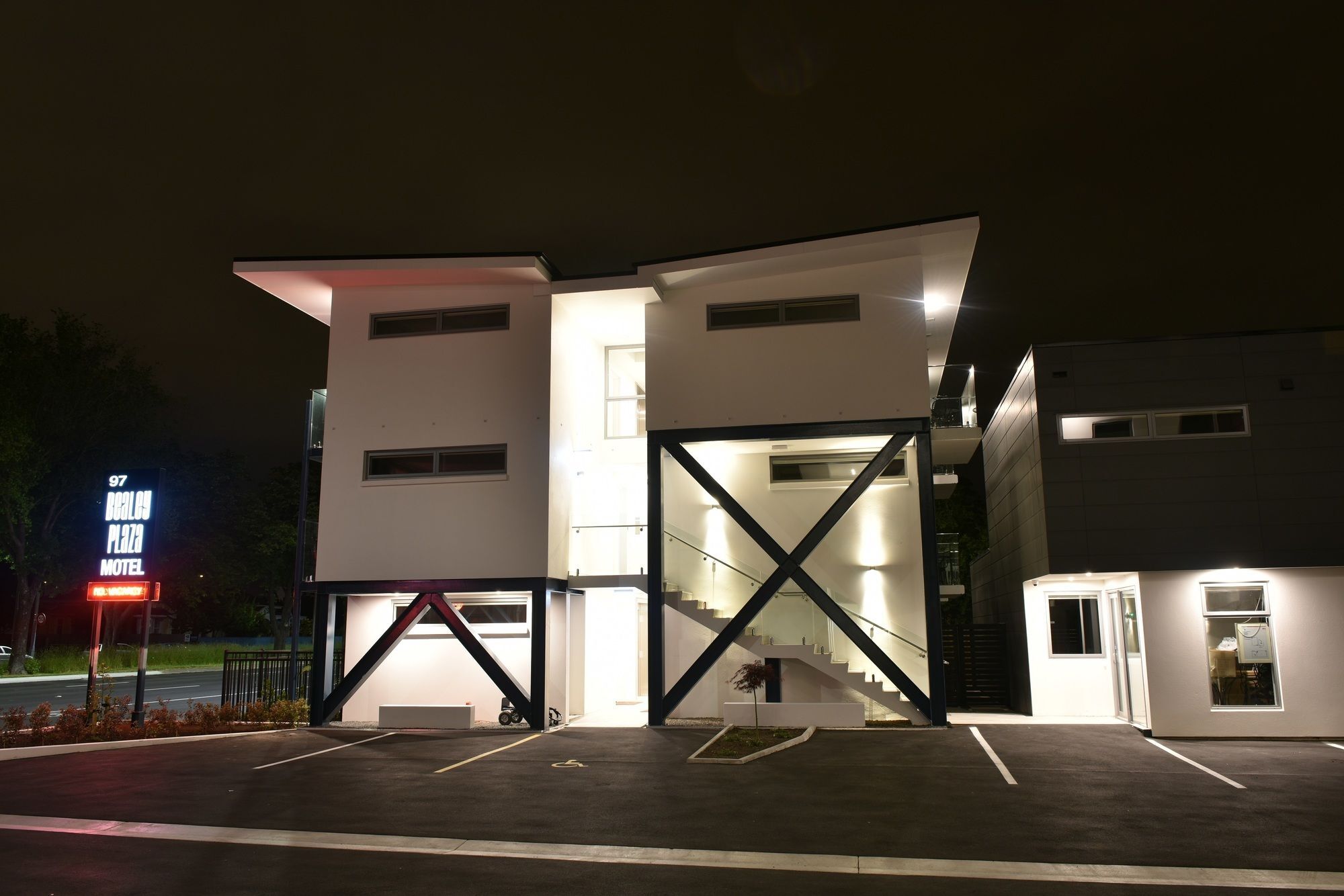 Bealey Plaza Motel Christchurch Exteriör bild The hotel at night