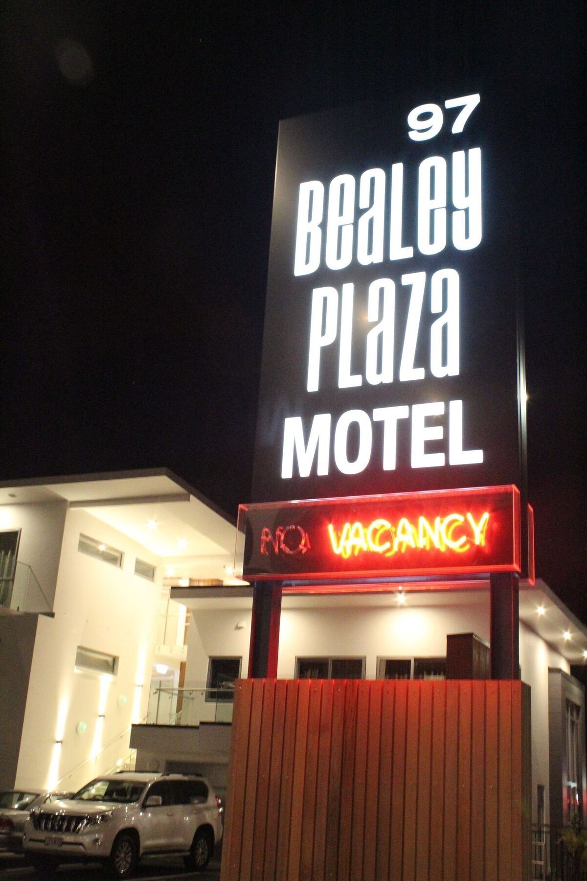 Bealey Plaza Motel Christchurch Exteriör bild The sign at the front of the motel