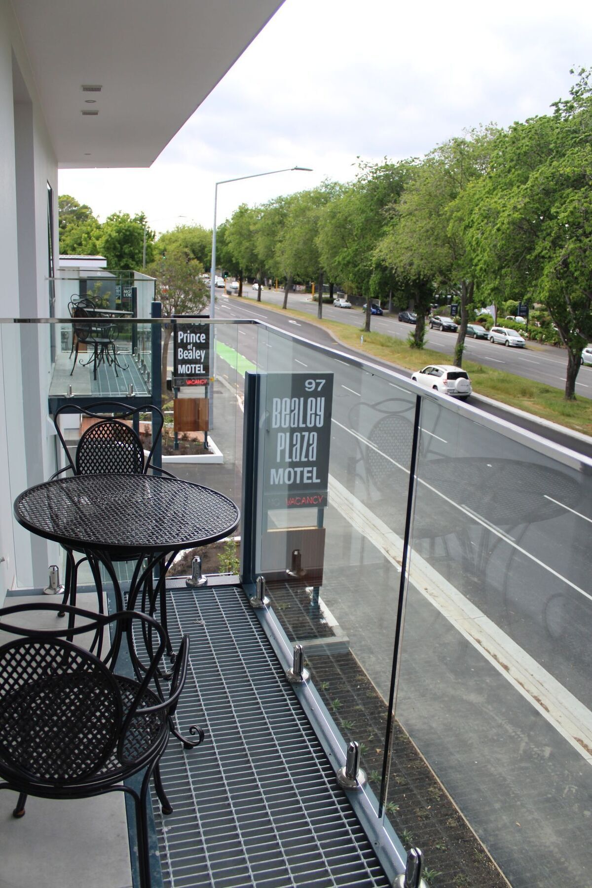 Bealey Plaza Motel Christchurch Exteriör bild A balcony at a motel in New Zealand
