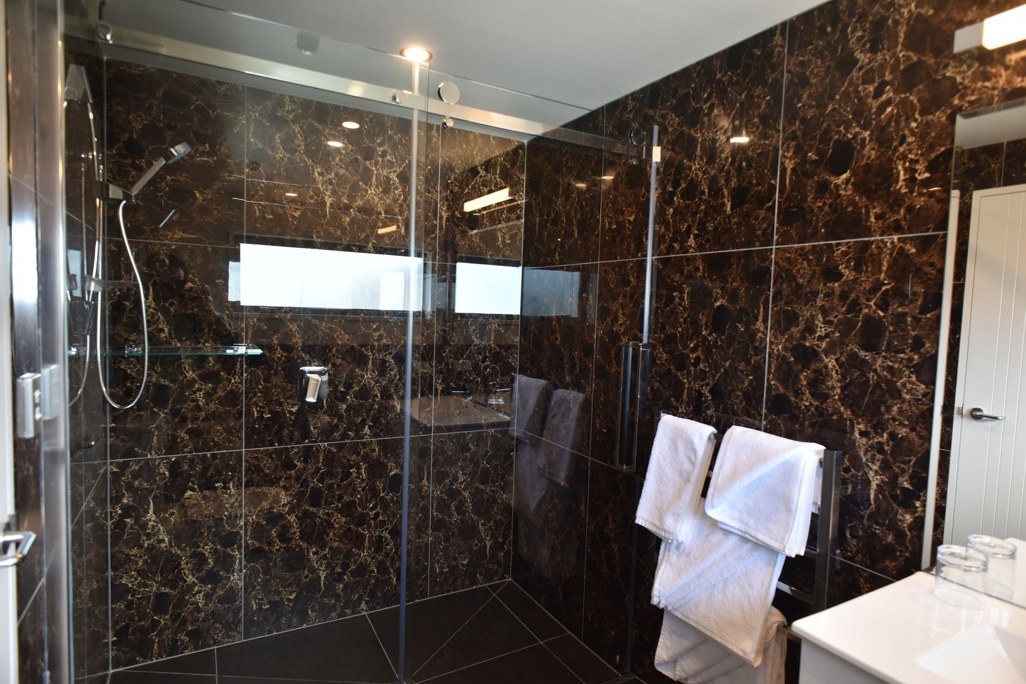 Bealey Plaza Motel Christchurch Exteriör bild A shower with a sliding door